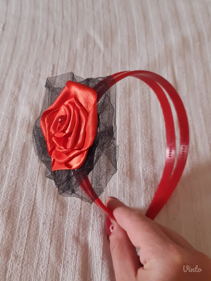 Crvena dvostruka traka/rajf za kosu sa ručno rađenim ukrasom