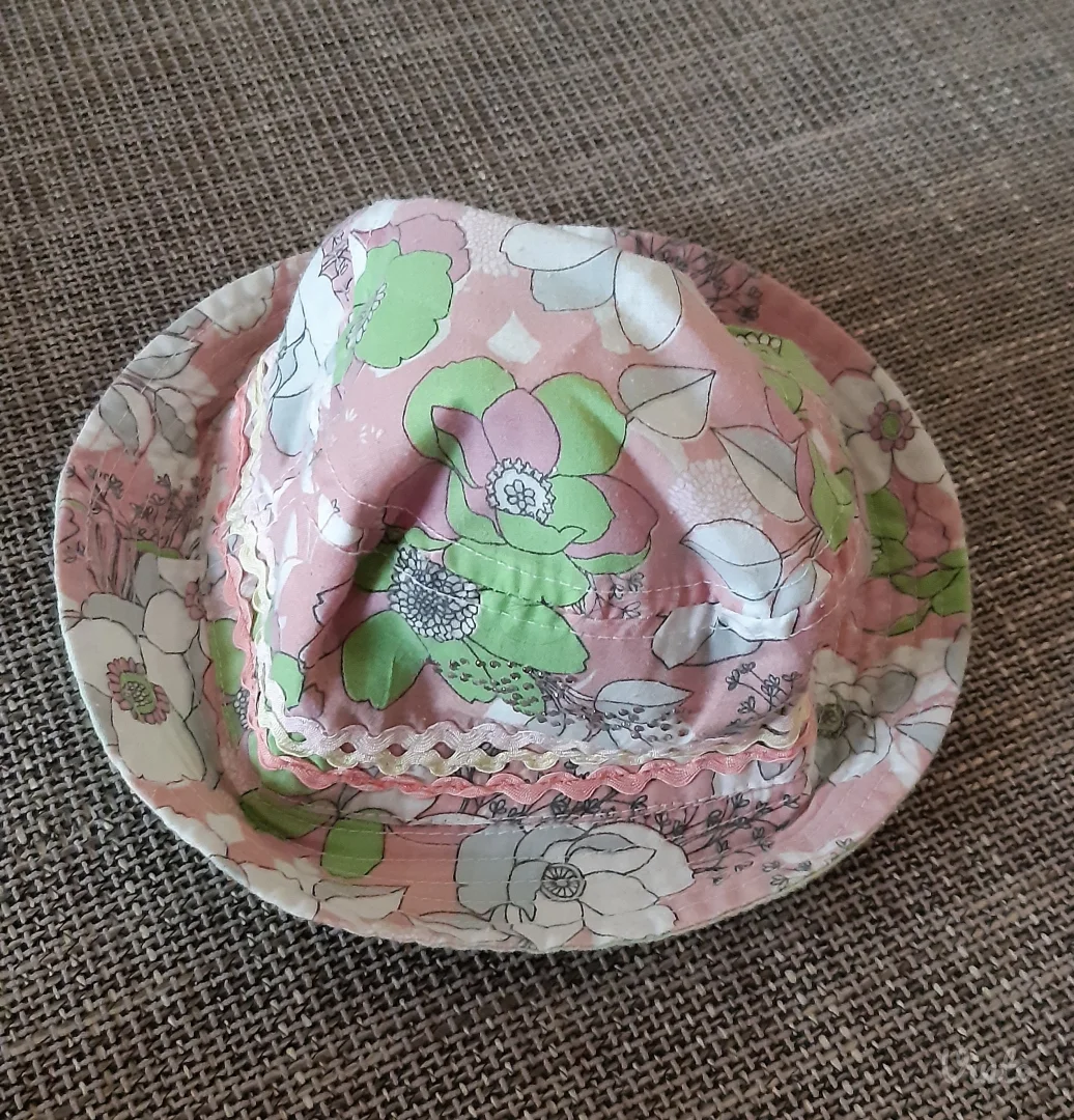 Dečiji letnji šeširić sa cvetnim dezenom