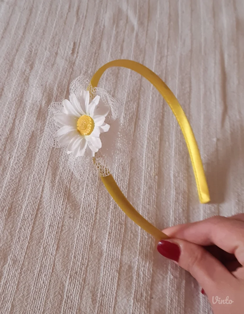 Žuta rajf-traka sa belom margaretom