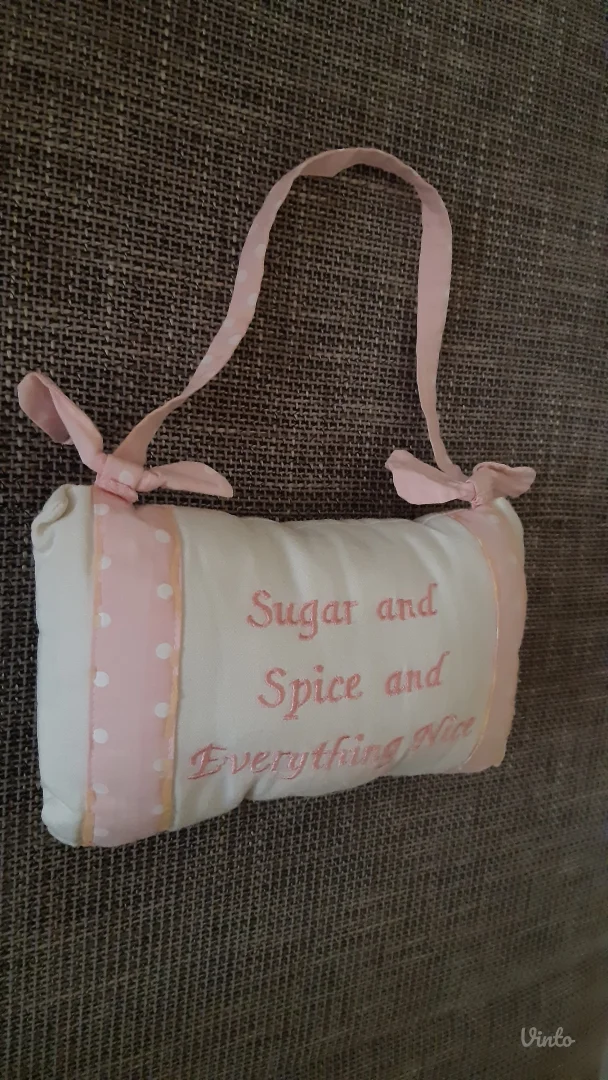 Dekorativni jastučić za kačenje – za dečiju sobu ili vrata.