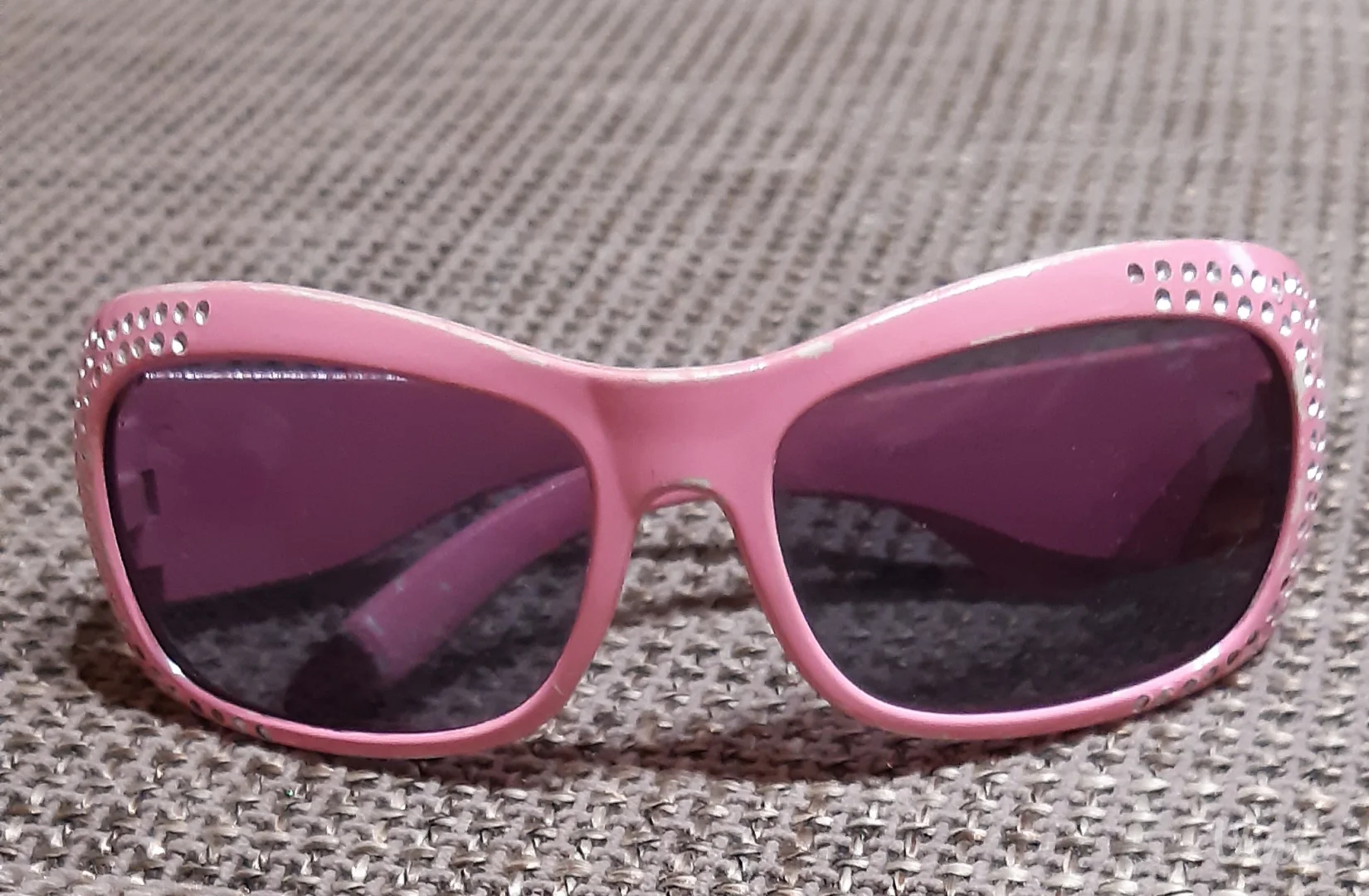 Ružičaste sunčane naočare sa ukrasnim kamenčićima