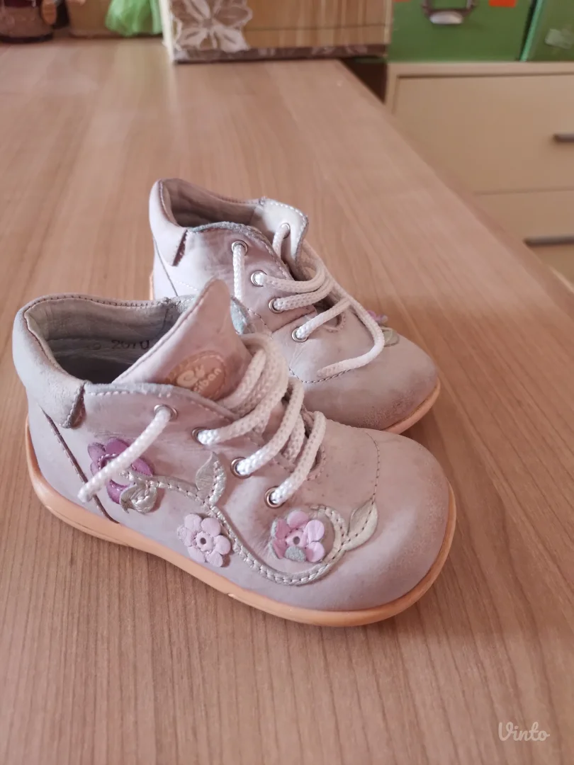 Ciciban dečje cipelice, veličina 19. Spoljna dužina đona 14 cm,