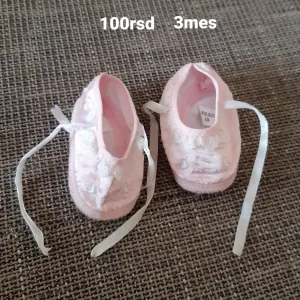 Bebi baletanke – roze, sa čipkanim detaljima i satenskim trakama