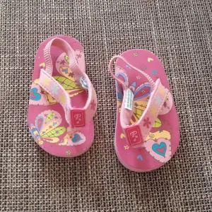 Dečije japanke – roze, sa šarenim leptirićima i cvetićima