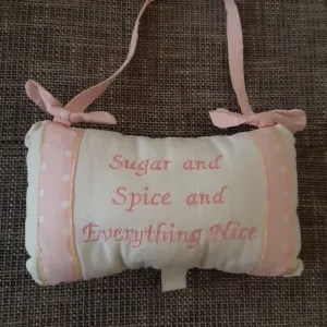 Dekorativni jastučić za kačenje – za dečiju sobu ili vrata.