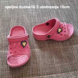 Dečije klompe/sandale, roze boje sa srcem. Veličina: 23–24.