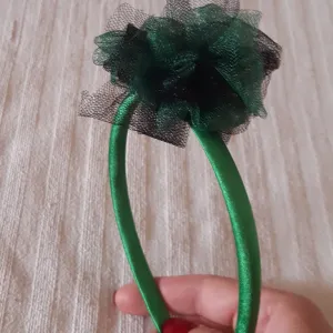 Zeleni rajf za kosu sa dekorativnim cvetom