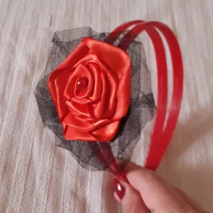 Crvena dvostruka traka/rajf za kosu sa ručno rađenim ukrasom