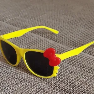 Dečije sunčane naočare – žute, sa crvenom mašnicom