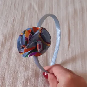 rajf za kosu sa dekorativnim cvetom