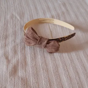 Traka/rajf za kosu sa mašnom