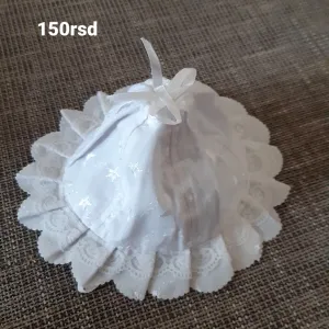 Bela dečija kapa sa čipkom i trakom, idealna za specijalne prilike.