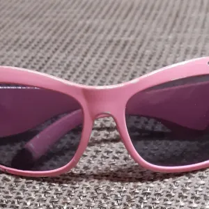 Ružičaste sunčane naočare sa ukrasnim kamenčićima