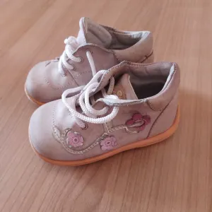 Ciciban dečje cipelice, veličina 19. Spoljna dužina đona 14 cm,