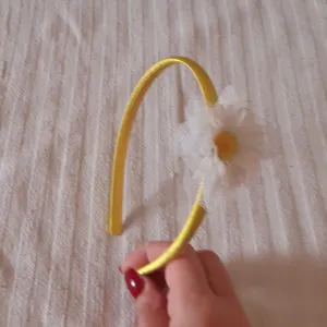 Žuta rajf-traka sa belom margaretom