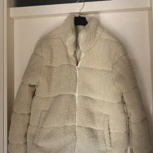 Topla pufnasta i udobna jakna