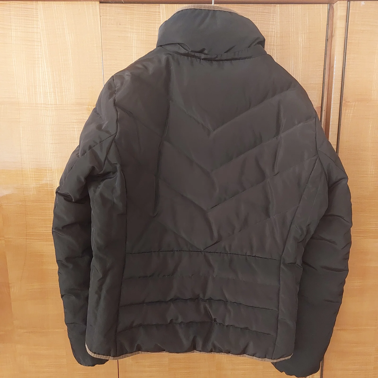 H&M ženska perjana zimska jakna sa krznom (veličina 42)