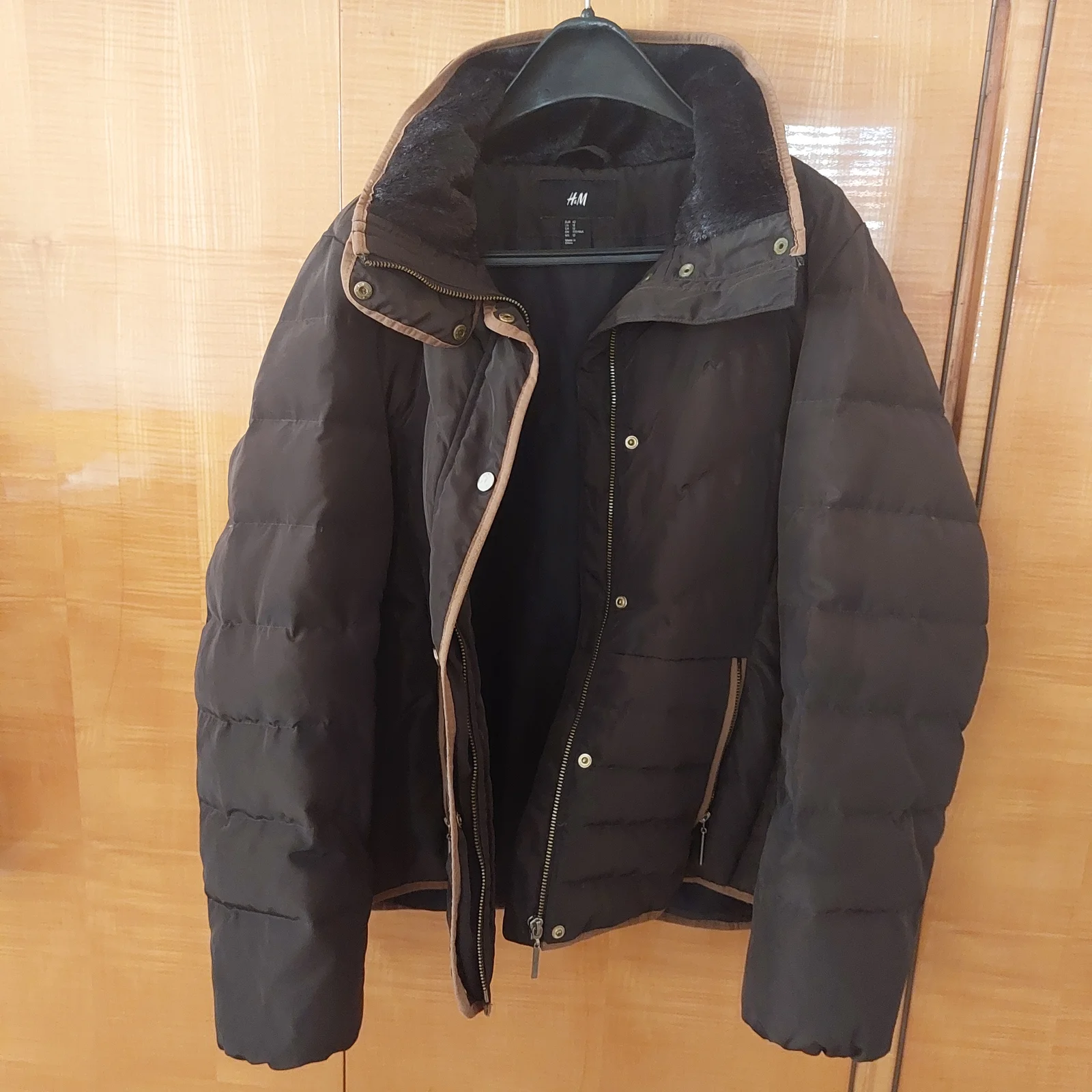 H&M ženska perjana zimska jakna sa krznom (veličina 42)