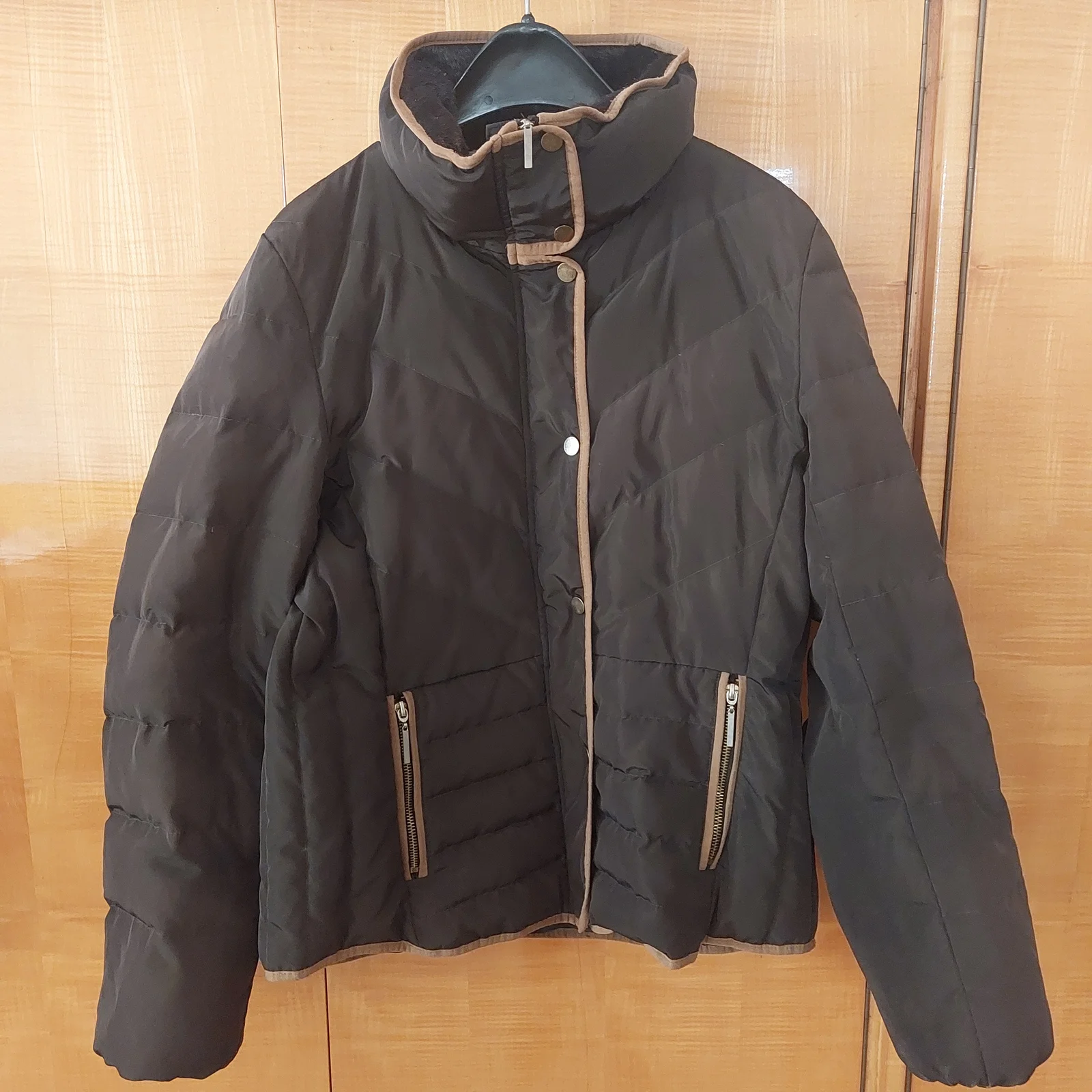 H&M ženska perjana zimska jakna sa krznom (veličina 42)