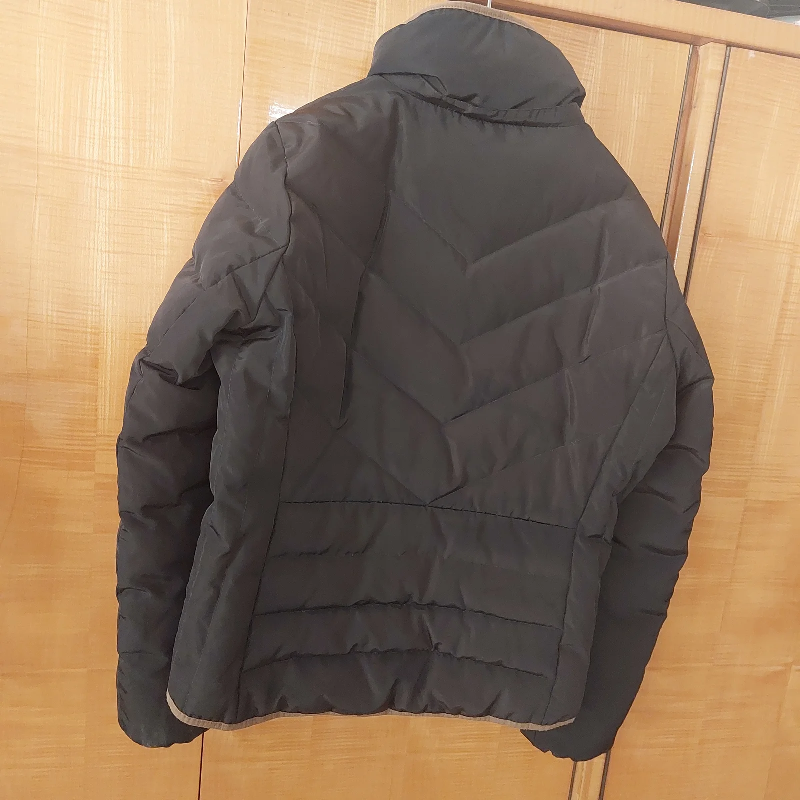 H&M ženska perjana zimska jakna sa krznom (veličina 42)