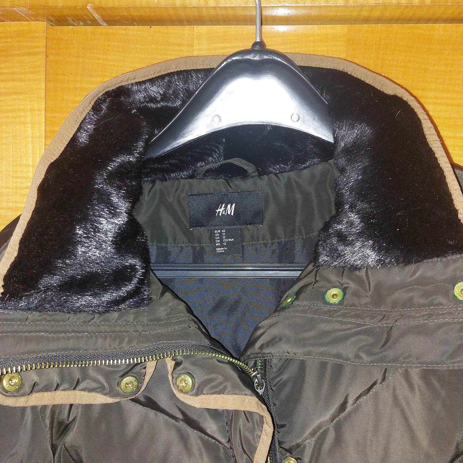 H&M ženska perjana zimska jakna sa krznom (veličina 42)