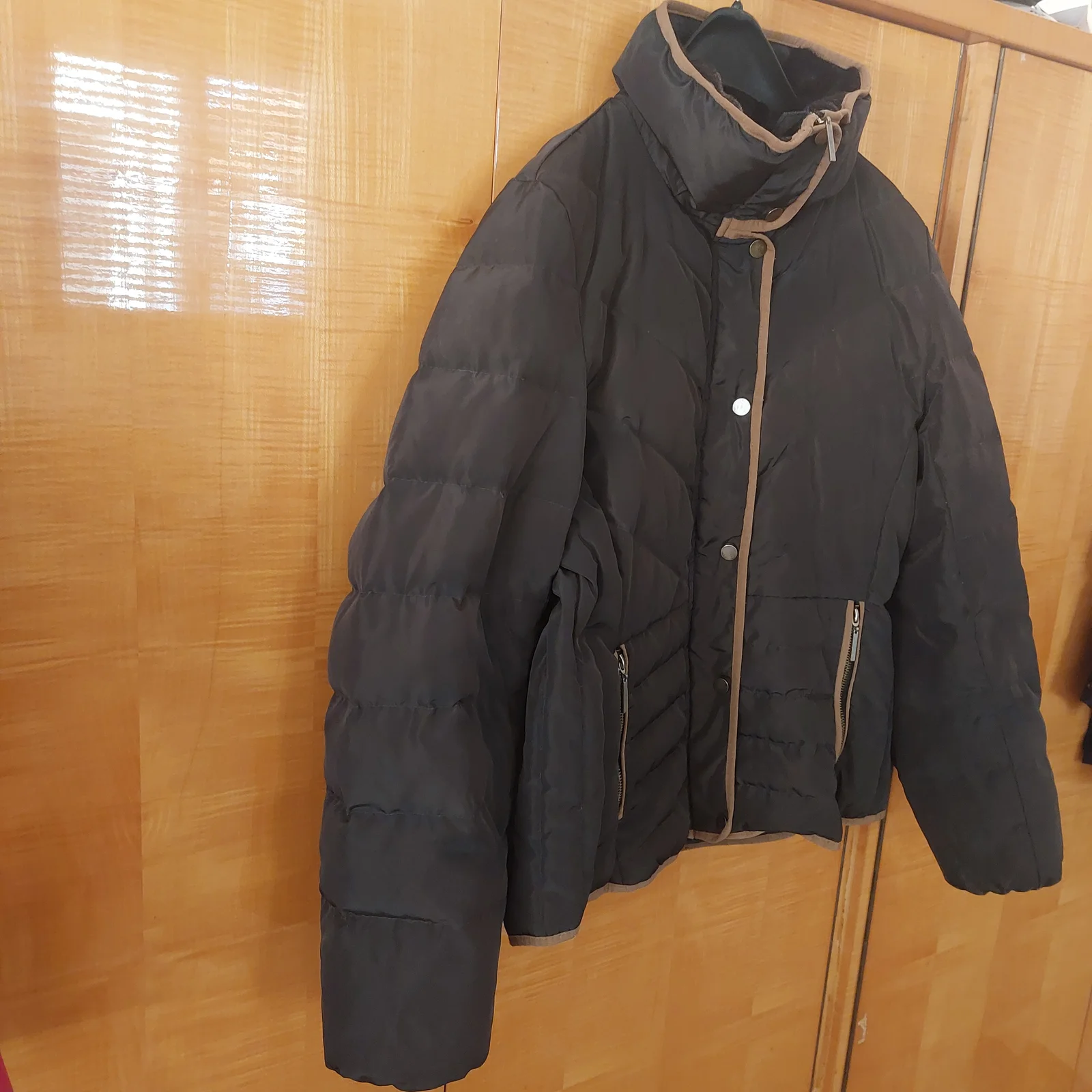 H&M ženska perjana zimska jakna sa krznom (veličina 42)