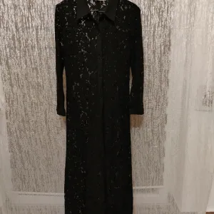 Zara, prividna čipkana haljina