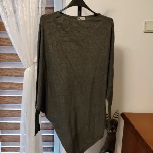 Siva simetrična bluza