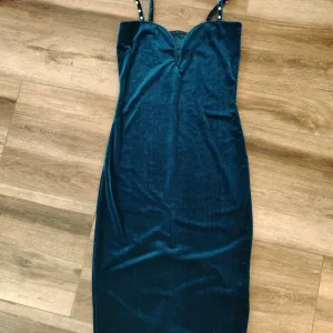 Pliš haljina na brstele