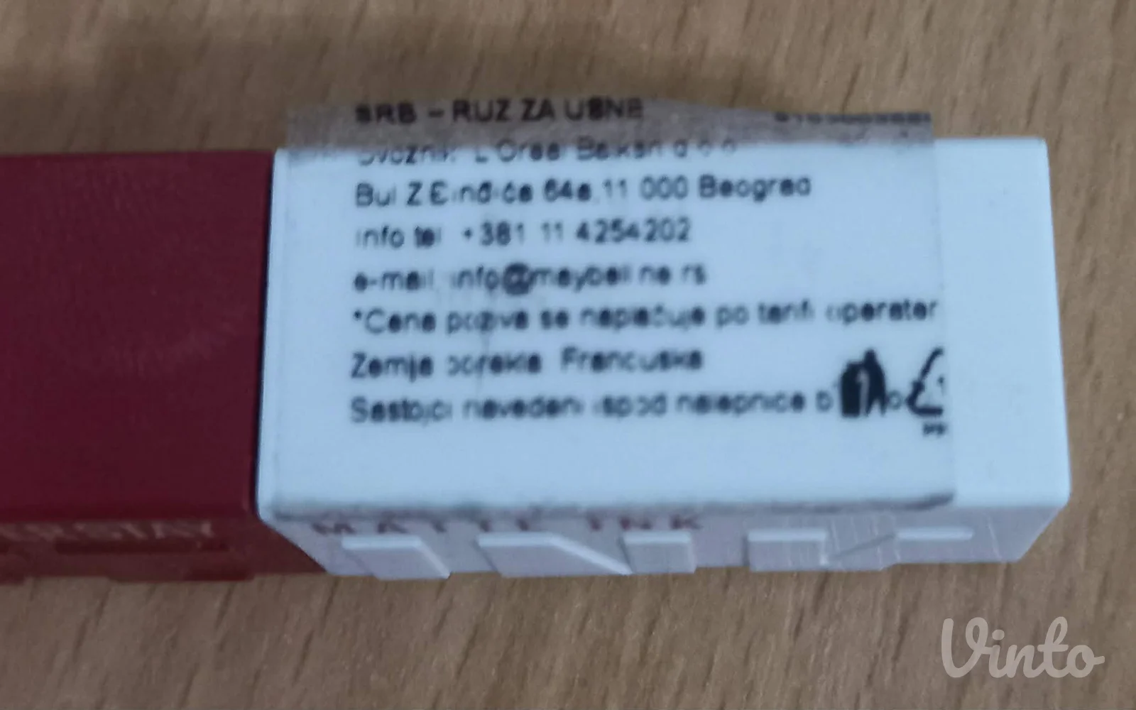 Tečni, postojani karmin crvene boje