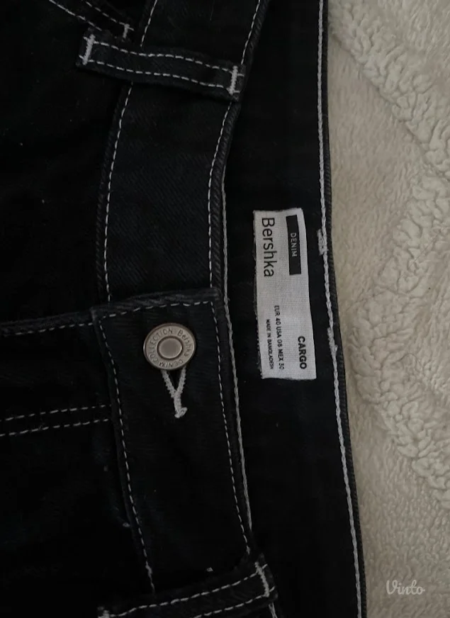 Bershka crne cargo farmerke sa belim štepom