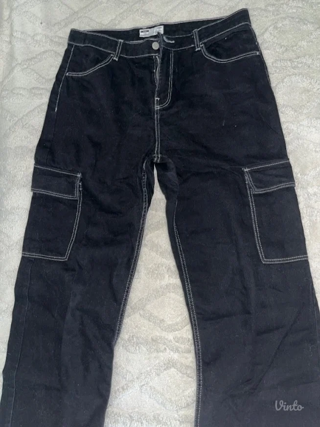 Bershka crne cargo farmerke sa belim štepom