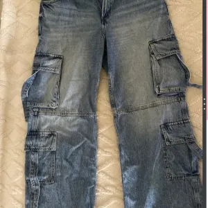 Bershka svetlo plave cargo farmerke - NENOŠENE