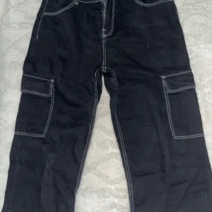 Bershka crne cargo farmerke sa belim štepom