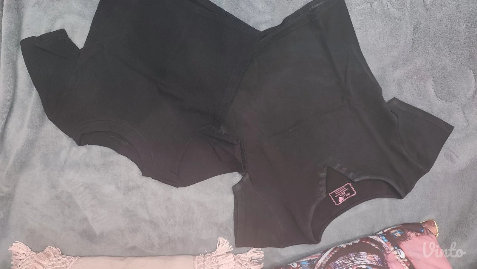 Dve crne kratke majice