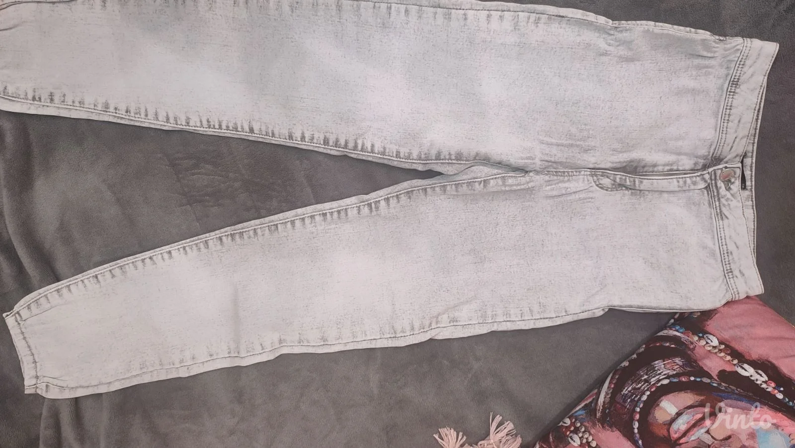 Bele farmerke Bershka