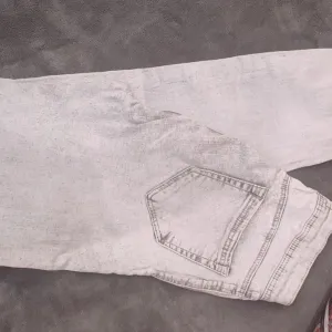 Bele farmerke Bershka