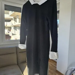 Ženska haljina sa belim detaljima