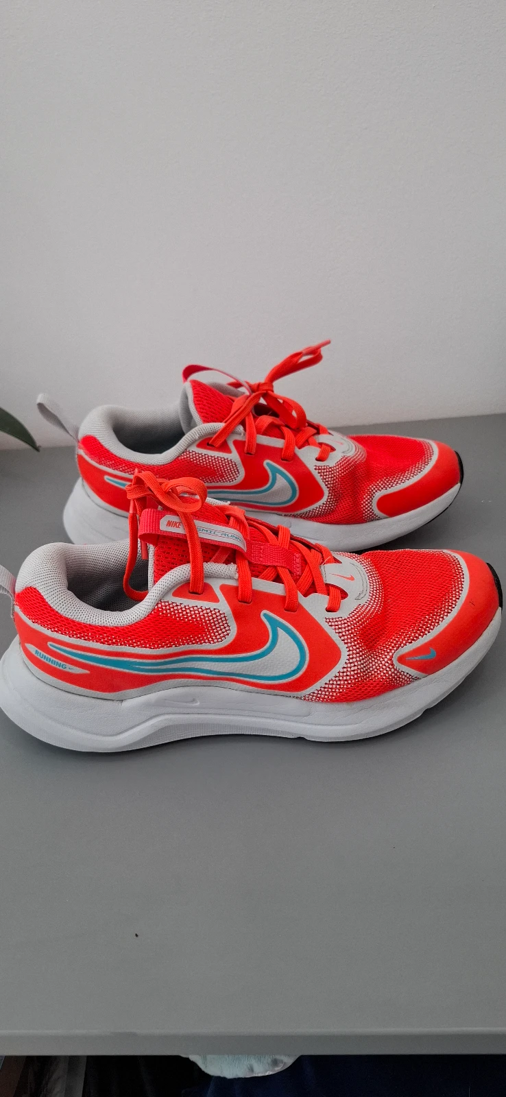 NIKE COSMIC RUNNER – broj 35.5