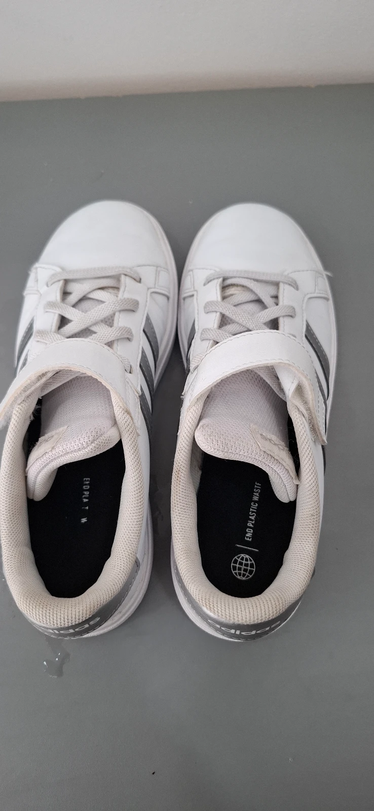 Adidas dečije patike broj 35