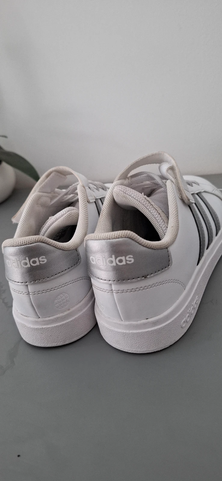 Adidas dečije patike broj 35