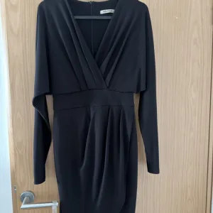 Crna haljina na preklop