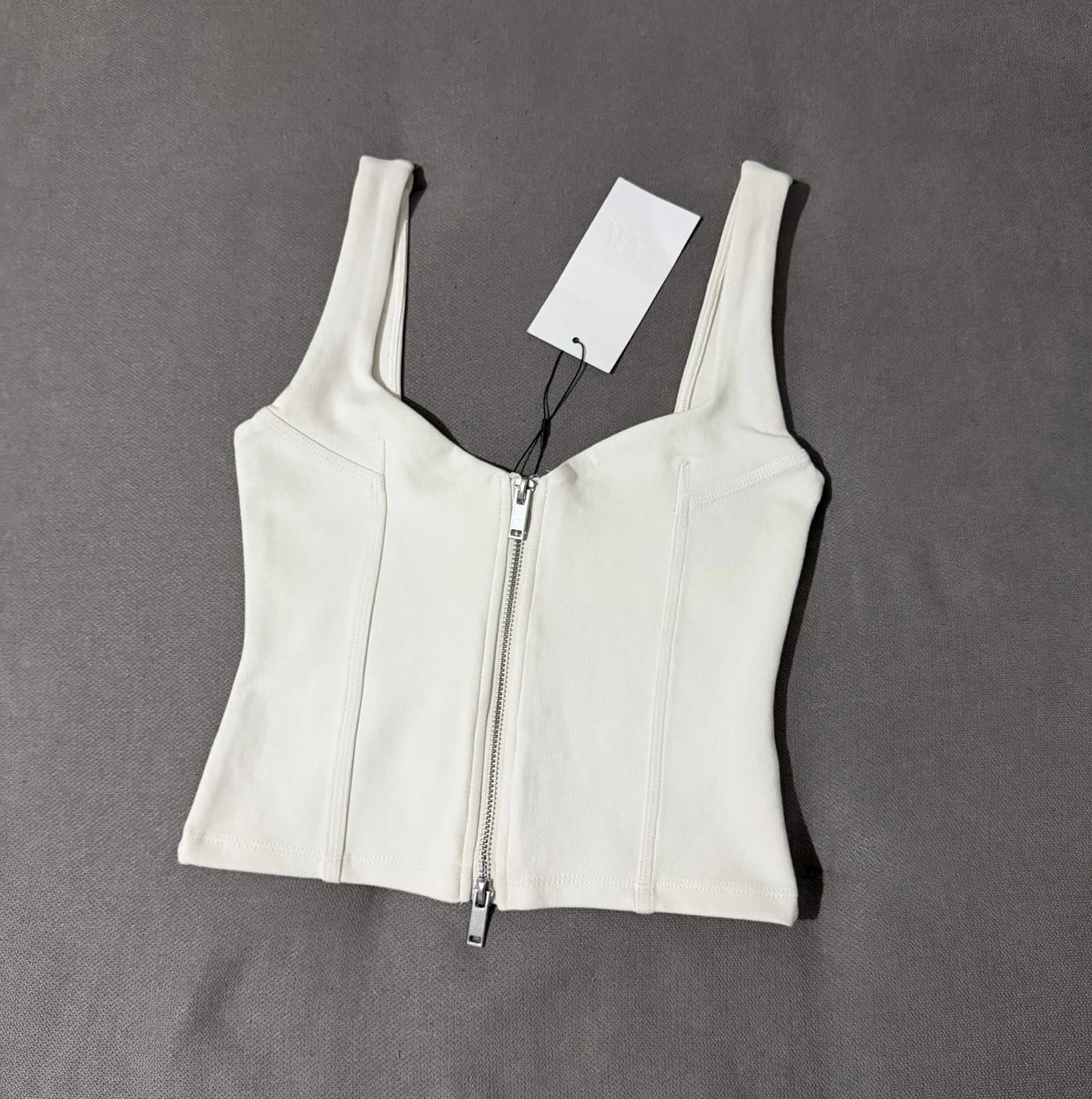 Zara top sa etiketom