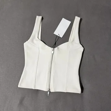 Zara top sa etiketom