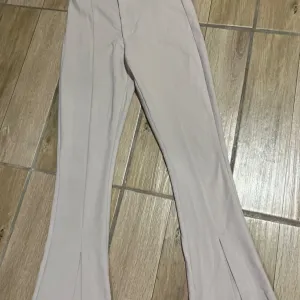 Bershka pantalone 34