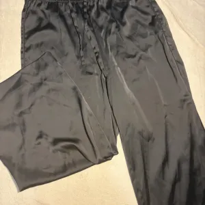 Zarine pantalone sa sirokim nogavicama