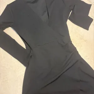 Crna elegantna haljina