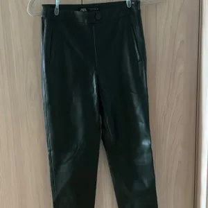Zara pantalone od eko kože