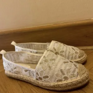 Rupičaste sjajne espadrile