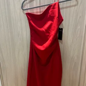 Uska crvena haljina